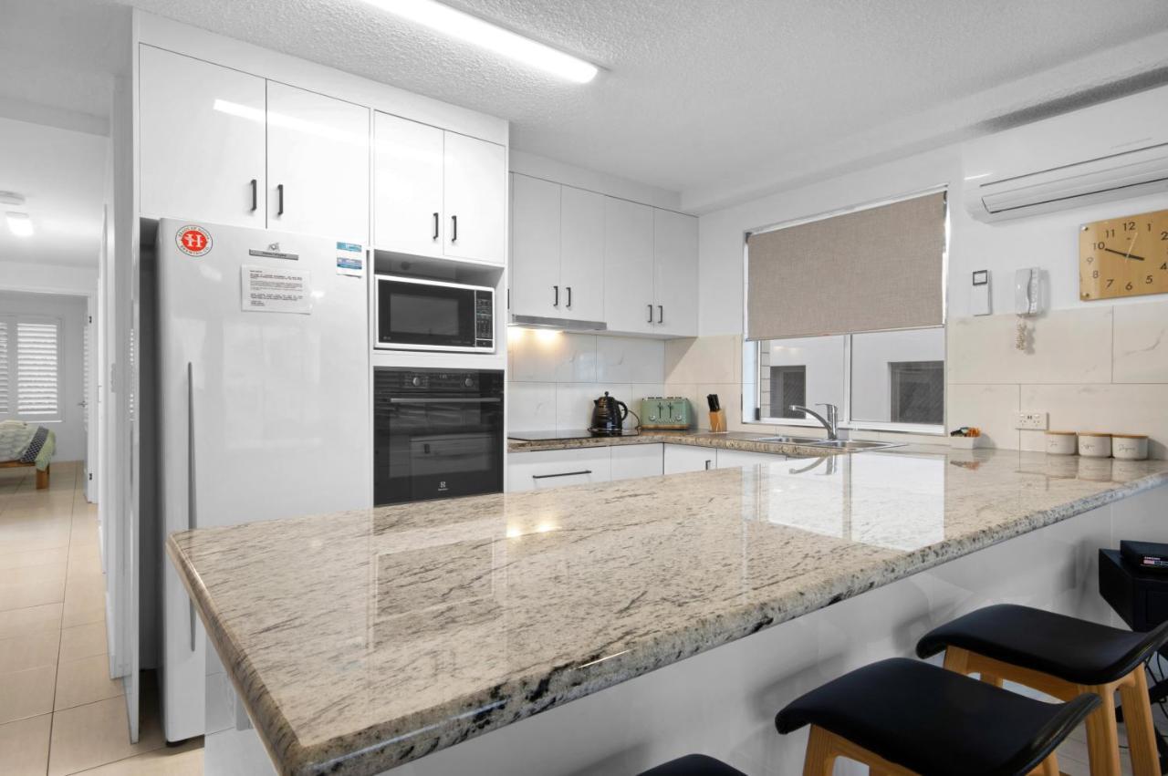 Capeview Apartments - Right On Kings Beach Caloundra Eksteriør billede